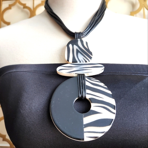 Reversible Black and White Statement Necklace - Picture 10 of 16